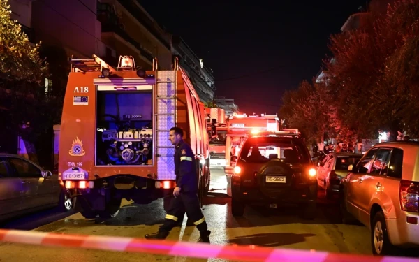 Φωτιά σε διαμέρισμα στην Καλλιθέα: Εντοπίστηκαν δύο άτομα χωρίς τις αισθήσεις τους