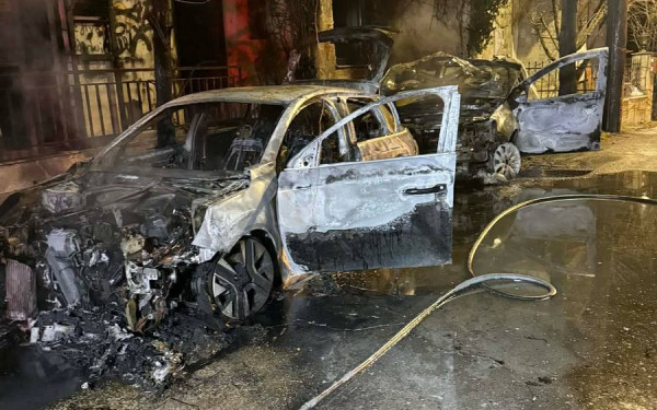 Θεσσαλονίκη: Παρανάλωμα του πυρός δύο αυτοκίνητα στην Πυλαία