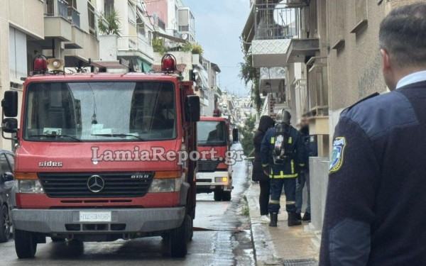 Λαμία: Άνδρας απειλεί να βάλει φωτιά έχοντας κλειστεί σε διαμέρισμα πολυκατοικίας (βίντεο)