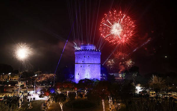 Λάμψη πάνω από τον Θερμαϊκό: Η Θεσσαλονίκη υποδέχεται το 2026 με ένα φαντασμαγορικό ρεβεγιόν στον Λευκό Πύργο