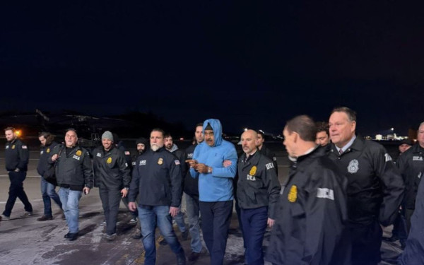 Σε κέντρο κράτησης στη Νέα Υόρκη ο Νικολάς Μαδούρο μετά την απαγωγή του από τη Βενεζουέλα – Οι κατηγορίες και το πολιτικό θρίλερ