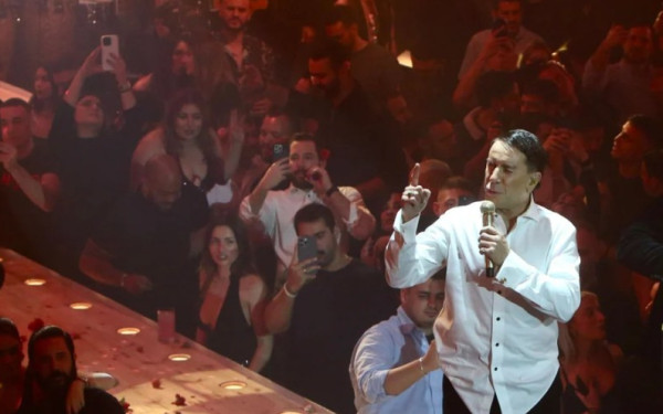 «Είμαι ο Γιώργος ο Μαζωνάκης ο αληθινός» - Αποθεώθηκε στην πρεμιέρα του ο τραγουδιστής (βίντεο)