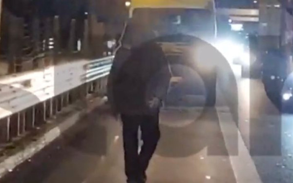 Απίστευτο περιστατικό στη Εθνική Οδό Αθηνών – Λαμίας: Μεθυσμένος περπατούσε τρεκλίζοντας στη ΛΕΑ δίπλα στα αυτοκίνητα (βίντεο)