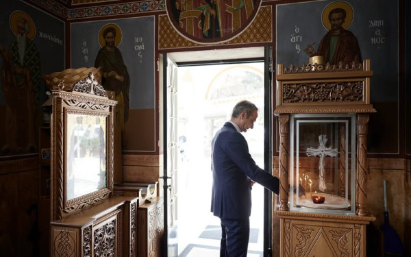 Η ανάρτηση Μητσοτάκη για τα Θεοφάνια και το κεράκι στο εκκλησάκι της 112 Πτέρυγας Μάχης