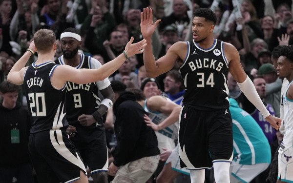 ΝΒΑ: Το κάρφωμα του Αντετοκούνμπο έβαλε τέλος σε μία «τρελή» βραδιά (βίντεο)