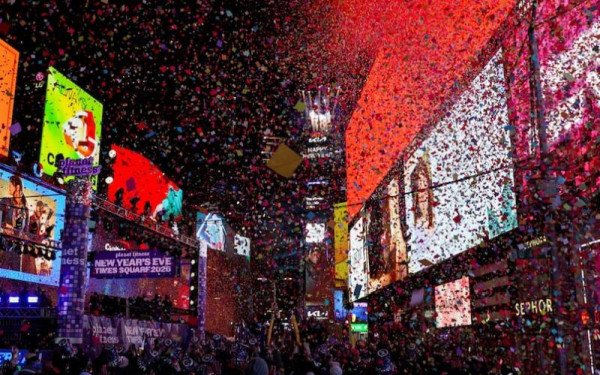 Με πυροτεχνήματα και ευχές για ειρήνη υποδέχθηκε η Υφήλιος το 2026 (βίντεο)