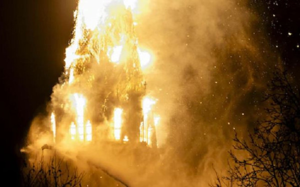 Πυρκαγιά κατέστρεψε εκκλησία του 19ου αιώνα στο Άμστερνταμ (βίντεο)