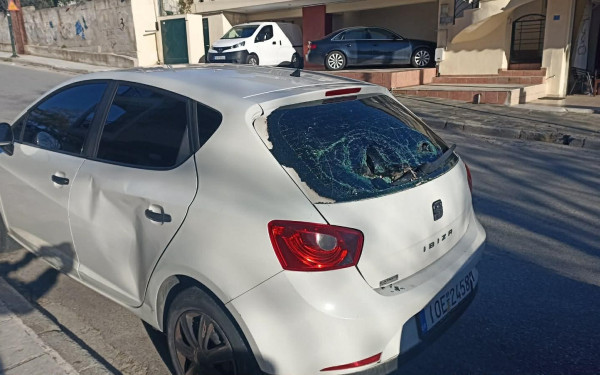 Θεσσαλονίκη: Δέντρο έπεσε πάνω σε όχημα και προκάλεσε ζημιές