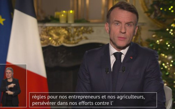 «Πρέπει να προστατέψουμε την ανεξαρτησία και τις ελευθερίες μας» λέει στο πρωτοχρονιάτικό του μήνυμα ο Μακρόν
