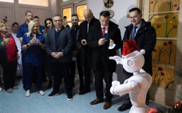 Θεσσαλονίκη: Ο Pepper το ρομπότ λέει τα κάλαντα στο νοσοκομείο «Γ. Γεννηματάς»