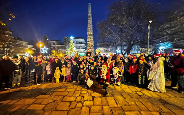 Πλήθος κόσμου στο 1st Santa Parade της Νάουσας - Mια μεγάλη γιορτή για όλη την οικογένεια