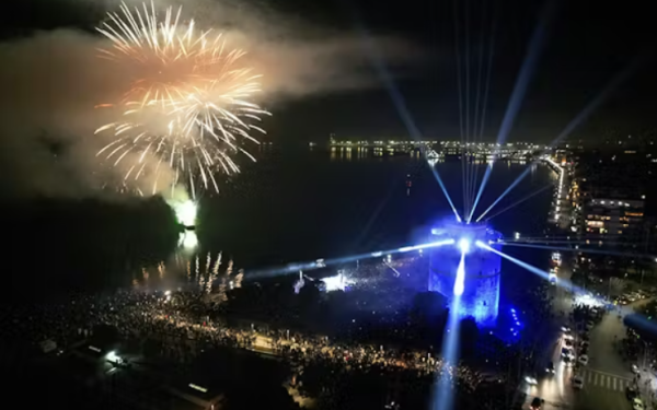 Η Θεσσαλονίκη υποδέχεται τη νέα χρονιά με laser show και διεθνούς φήμης καλλιτέχνες στο Λευκό Πύργο