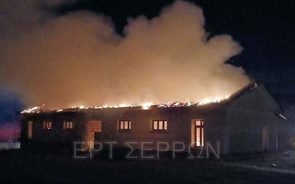 Σέρρες: Υπό έλεγχο η φωτιά σε αποθήκη πρώην στρατοπέδου