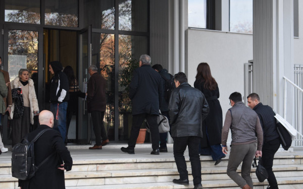 Τέμπη: Καθυστέρηση συγγενών και δικηγόρων προς την δίκη στη Λάρισα - Η αστυνομία «στάθηκε εμπόδιο» οι αγρότες όχι (βίντεο)