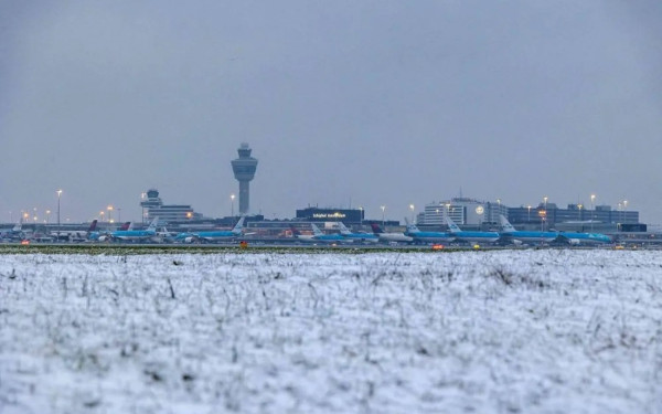 Άμστερνταμ: «Παρέλυσε» το αεροδρόμιο από την κακοκαιρία – Εκατοντάδες πτήσεις στον «αέρα»