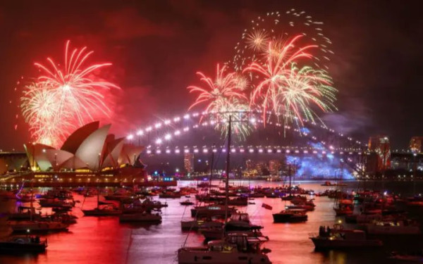 Ο πλανήτης υποδέχεται το 2026: Φαντασμαγορικά σόου πυροτεχνημάτων στο Σίδνεϊ (βίντεο)