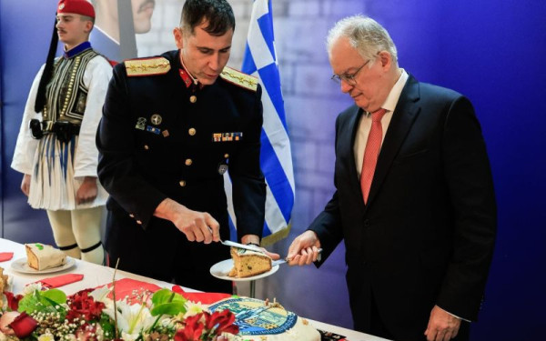 Ο K. Τασούλας στην Προεδρική Φρουρά για την κοπή της πρωτοχρονιάτικης πίτας: Ατενίζουμε τη νέα χρονιά με μεγαλύτερη αισιοδοξία και σιγουριά