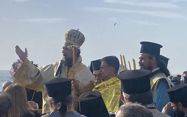 Θεοφάνια: Ένας 23χρονος από τον Εύοσμο έπιασε το Σταυρό - 56 άτομα βούτηξαν στο Θερμαϊκό - Δείτε βίντεο