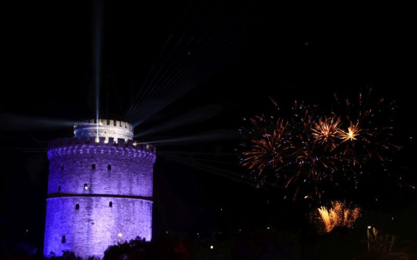 Η Θεσσαλονίκη από ψηλά: Η εντυπωσιακή υποδοχή του 2026 στον Λευκό Πύργο με drone βίντεο