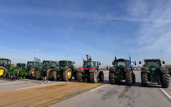 Θεσσαλονίκη: Οι αγρότες απέκλεισαν και τα δύο ρεύματα της Ε.Ο. Αθηνών- Θεσσαλονίκης μέχρι την Τρίτη