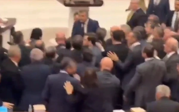 Χάος στην τουρκική βουλή: Αντάλλαξαν γροθιές βουλευτές του Ερντογάν με της αντιπολίτευσης - Δείτε βίντεο