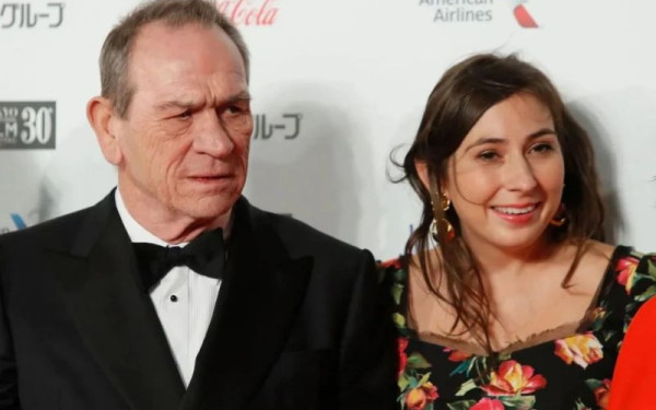 Θρήνος για τον Τόμι Λι Τζόουνς: Η 34χρονη κόρη του βρέθηκε νεκρή σε ξενοδοχείο στο Σαν Φρανσίσκο