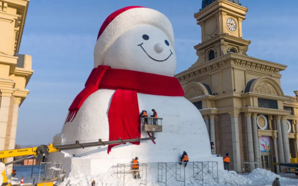 Κίνα: Έφτιαξαν γιγαντιαίο χιονάνθρωπο ύψους 19 μέτρων - Βίντεο timelapse