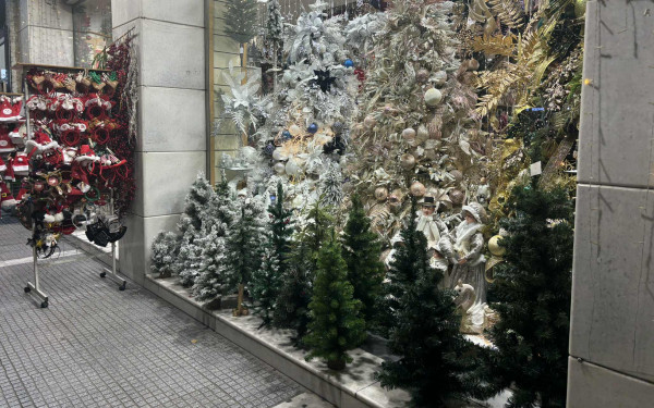 Θεσσαλονίκη: Υπάρχουν οικονομικές επιλογές για τον χριστουγεννιάτικο στολισμό; Οι τιμές σε δέντρο, στολίδια και λαμπάκια