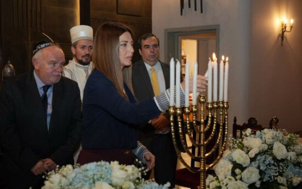 Στον εορτασμό της Χανουκά στην Εβραϊκή Συναγωγή η Σοφία Ζαχαράκη