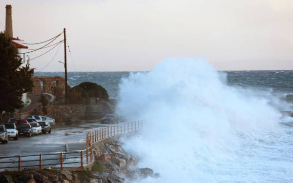 Σαρώνει τα πάντα η κακοκαιρία στη Δυτική Ελλάδα: Ισχυροί άνεμοι ξήλωσαν μέχρι και μπαλκόνι