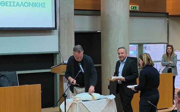 Θεσσαλονίκη: Έκοψε Βασιλόπιτα με 3 φλουριά το δημοτικό συμβούλιο - Οι τυχεροί (βίντεο)