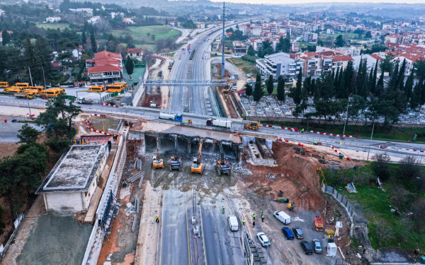 Ανοιχτή η γέφυρα Πανοράματος που... κατεδαφίζεται (Φωτό)
