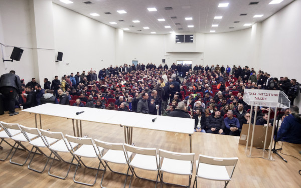 Αγρότες: Λένε «ναι» στον διάλογο, αλλά με τα τρακτέρ παραταγμένα στους δρόμους μέχρι νεωτέρας