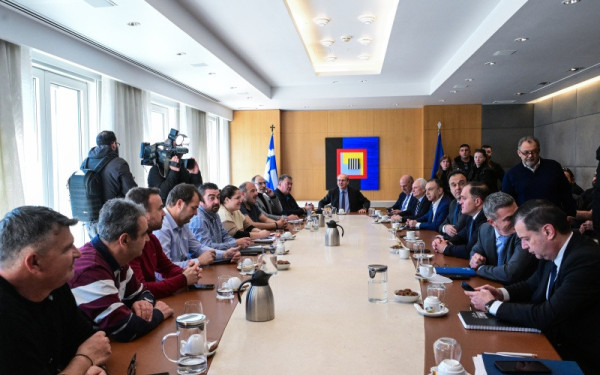 Σε εξέλιξη η συνάντηση Χατζηδάκη και Τσιάρα με τους εκπρόσωπους των αγροτικών μπλόκων