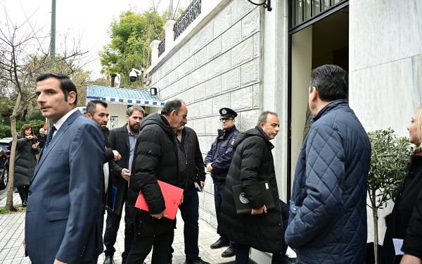 Στο Μέγαρο Μαξίμου οι αγρότες - Ξεκίνησε η συνάντηση με Μητσοτάκη