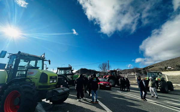 Οι αγρότες απέκλεισαν τον κόμβο της Σιάτιστας