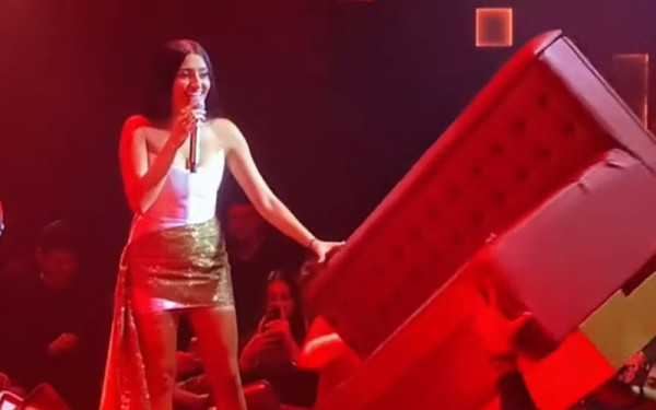 Θεσσαλονίκη: Όταν η πίστα έγινε… σαλόνι - Viral στιγμές με τον καναπέ στην πίστα και την Αναστασία στο MonaLisa (βίντεο)