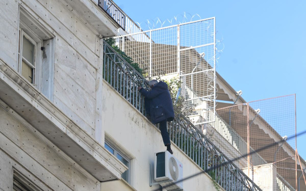 Ομόνοια: Άνδρας απειλεί να πέσει από ταράτσα κτιρίου της Πολεοδομίας - Αφορμή το γκρέμισμα ενός δωματίου