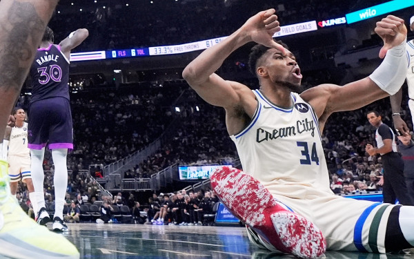 ΝΒΑ: Συντριβή των Μπακς από τους Τίμπεργουλβς - Τα έβαλε με τους φιλάθλους ο Αντετοκούνμπο (βίντεο)