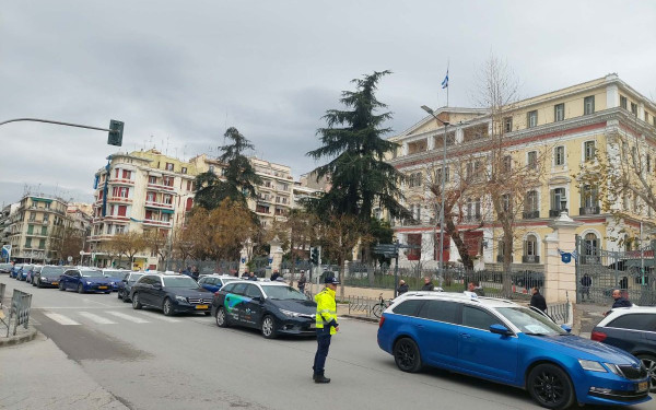 Θεσσαλονίκη: «Χειρόφρενο» από τα ταξί – 24ωρη απεργία και μηχανοκίνητη πορεία σε αεροδρόμιο «Μακεδονία» και ΥΜΑΘ (βίντεο)