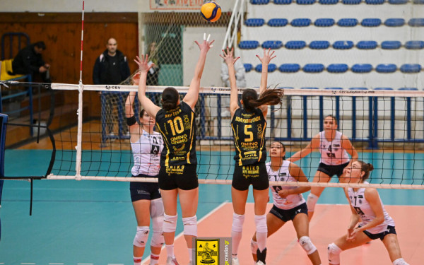 Βόλεϊ: Σοκ στη Μίκρα, τμήμα από την οροφή έπεσε πολύ κοντά στο κεφάλι παίκτριας (βίντεο)