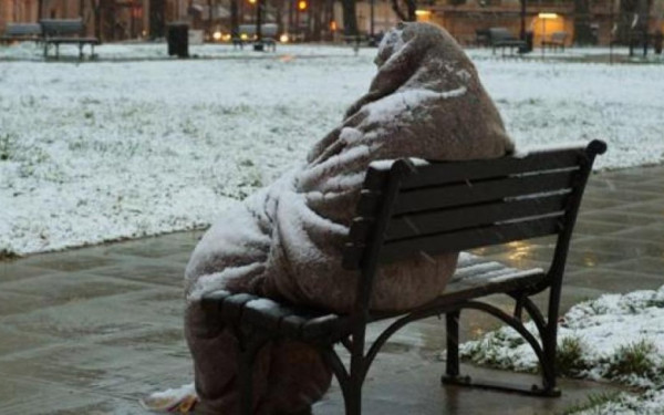 Θεσσαλονίκη: Έκτακτα μέτρα για αστέγους και πολίτες λόγω ψύχους - Διανομή κουβερτών και τροφίμων