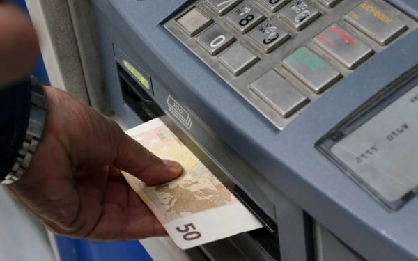 Θεσσαλονίκη: Φωτιά σε ΑΤΜ στα ανατολικά - Σβήστηκε από αστυνομικό