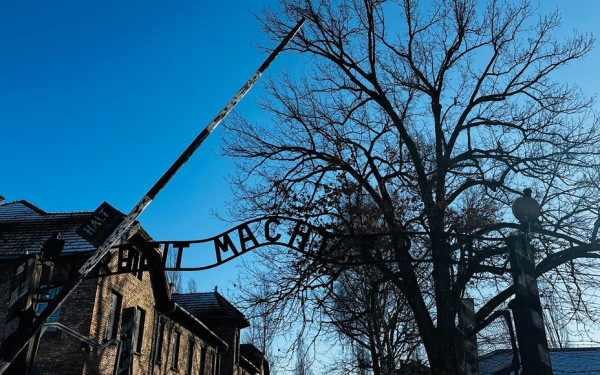 Οδοιπορικό στο Άουσβιτς: Το Μνημείο του Ολοκαυτώματος και της ανθρώπινης τραγωδίας (βίντεο)