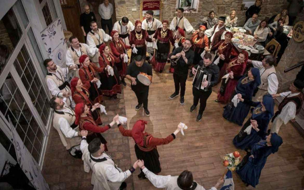 Όταν οι ρίζες στεριώνουν μακριά από τον τόπο τους