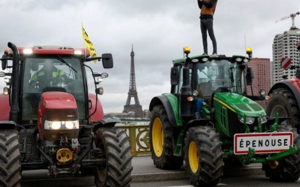 Γαλλία: Τρακτέρ καταλαμβάνουν το Παρίσι - Αγρότες φτάνουν στον Πύργο του Άιφελ για τις διεκδικήσεις τους (βίντεο)
