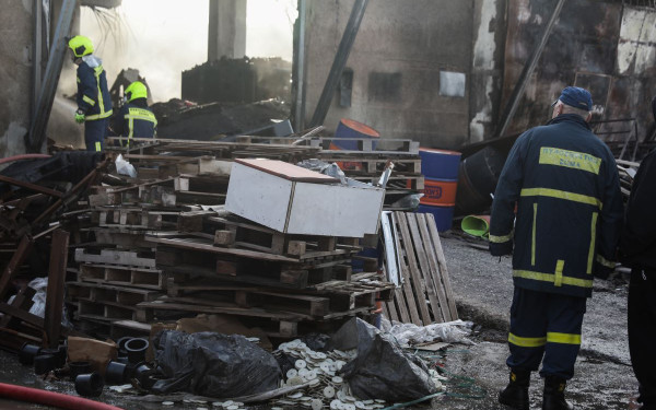 Αθήνα: Στις φλόγες εργοστάσιο πλαστικών στο Μενίδι - Ζημίες σε κοντινά κτήρια