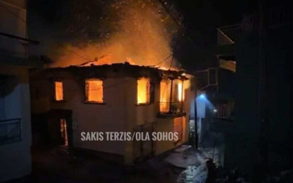 Θεσσαλονίκη: Στις φλόγες μονοκατοικία στον Σοχό- Μεγάλη κινητοποίηση από την Πυροσβεστική