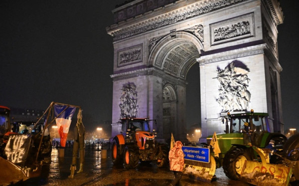 Γαλλία: Τρακτέρ καταλαμβάνουν το Παρίσι - Αγρότες φτάνουν στον Πύργο του Άιφελ για τις διεκδικήσεις τους (βίντεο)