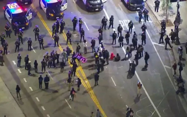 ΗΠΑ: Ξεχειλίζει η οργή των διαδηλωτών για τη δολοφονία της Γκουντ από αστυνομικό της ICE (βίντεο)